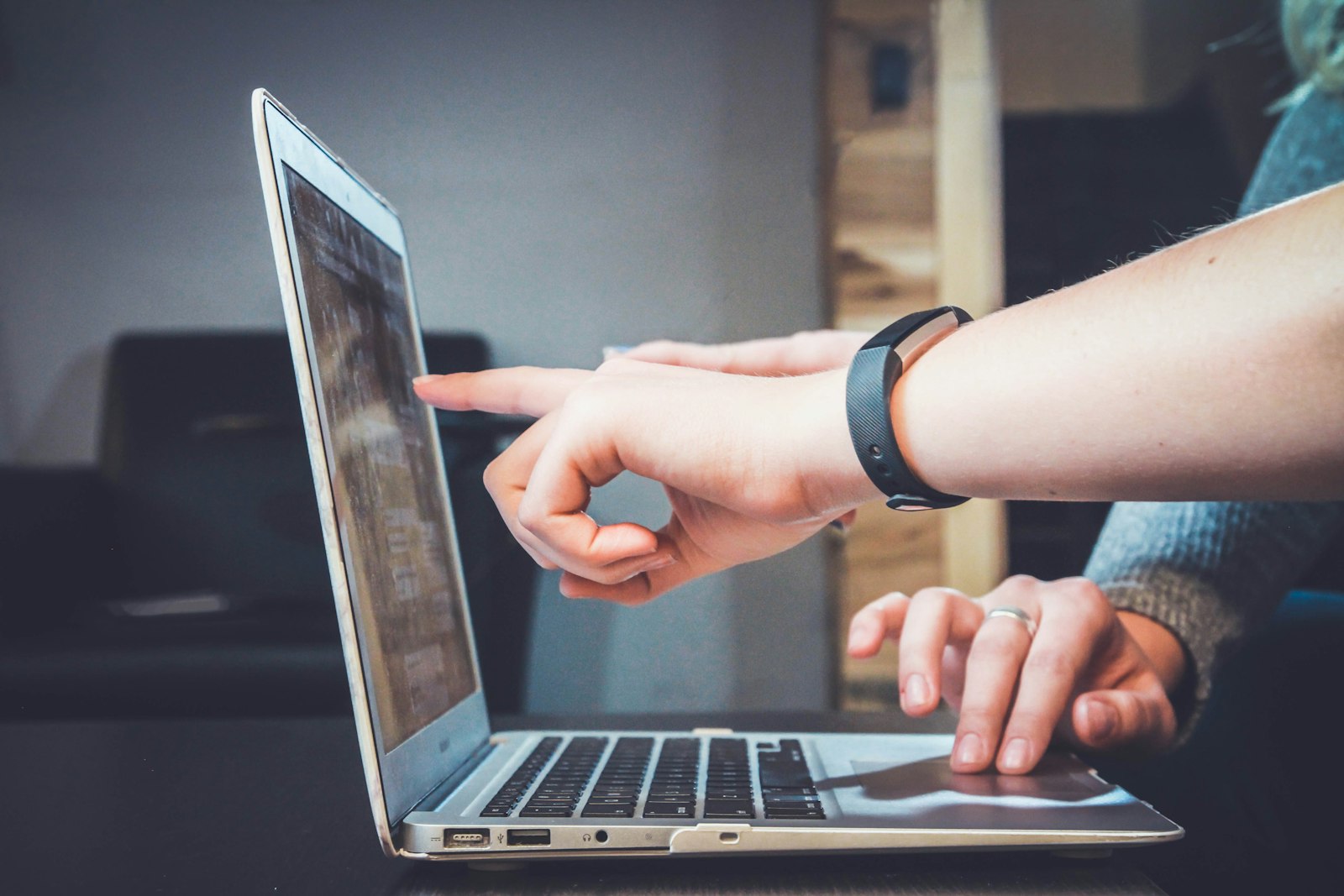Job seeker reviewing AI job application tools on a laptop